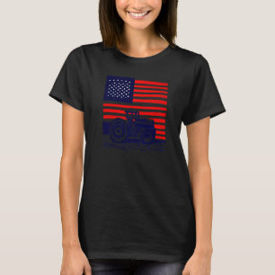 Vintage patriotic tractor on a farm - American fla T-Shirt