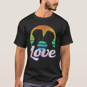 Vintage Retro Gay Sunset Lovers Kissing LGBTQ Seri T-Shirt
