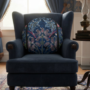 Vintage Velvet Blossoms: Gothic-inspired elegance Round Cushion