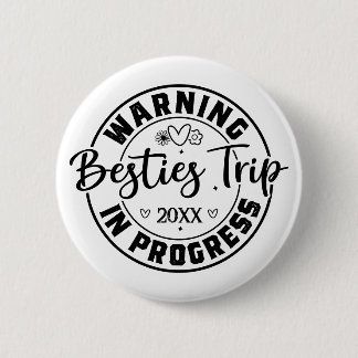 Warning Besties Trip in Progress Black on White 6 Cm Round Badge