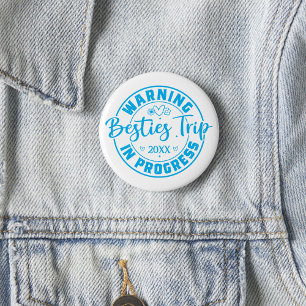 Warning Besties Trip in Progress Blue on White 6 Cm Round Badge
