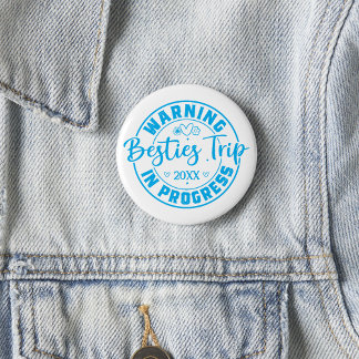 Warning Besties Trip in Progress Blue on White 6 Cm Round Badge