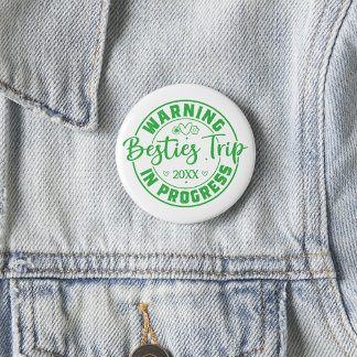 Warning Besties Trip in Progress Green on White 6 Cm Round Badge