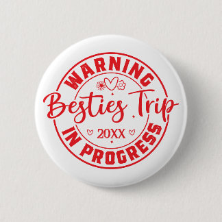 Warning Besties Trip in Progress Red on White 6 Cm Round Badge