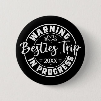 Warning Besties Trip in Progress White on Black 6 Cm Round Badge
