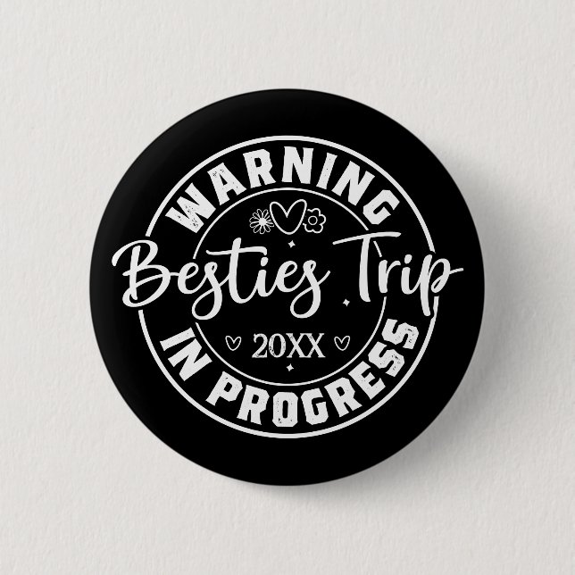 Warning Besties Trip in Progress White on Black 6 Cm Round Badge (Front)