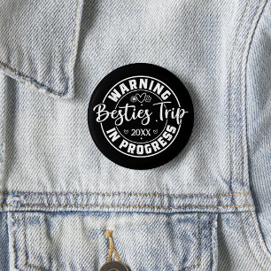 Warning Besties Trip in Progress White on Black 6 Cm Round Badge