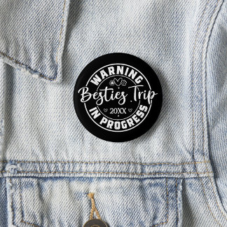 Warning Besties Trip in Progress White on Black 6 Cm Round Badge