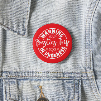 Warning Besties Trip in Progress White on Red 6 Cm Round Badge