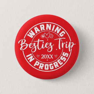 Warning Besties Trip in Progress White on Red 6 Cm Round Badge
