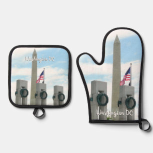 Washington Monument and WWII Memorial in DC Oven Mitt & Pot Holder Set