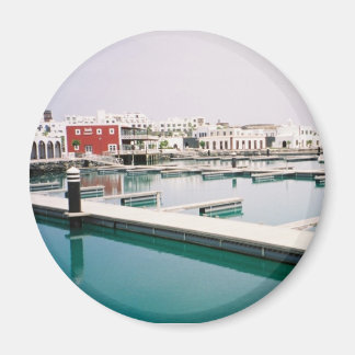 Water or Glass? Magnet