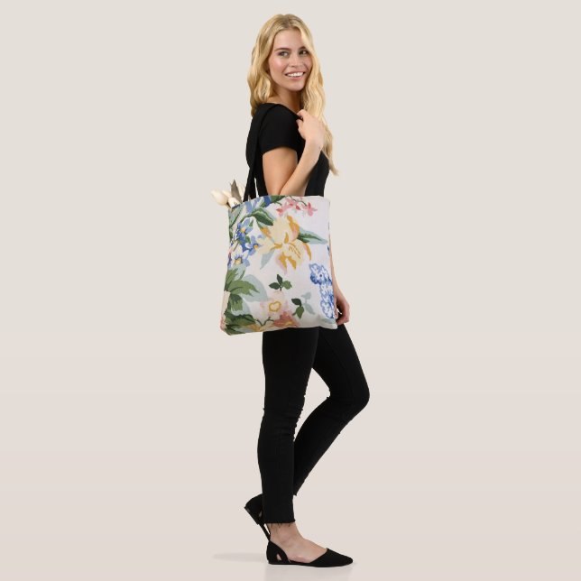 watercolor floral pattern tote bag (On Model)