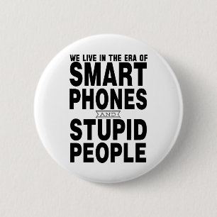 We Live In The Era Of Smart Phones And Stupid Peop 6 Cm Round Badge
