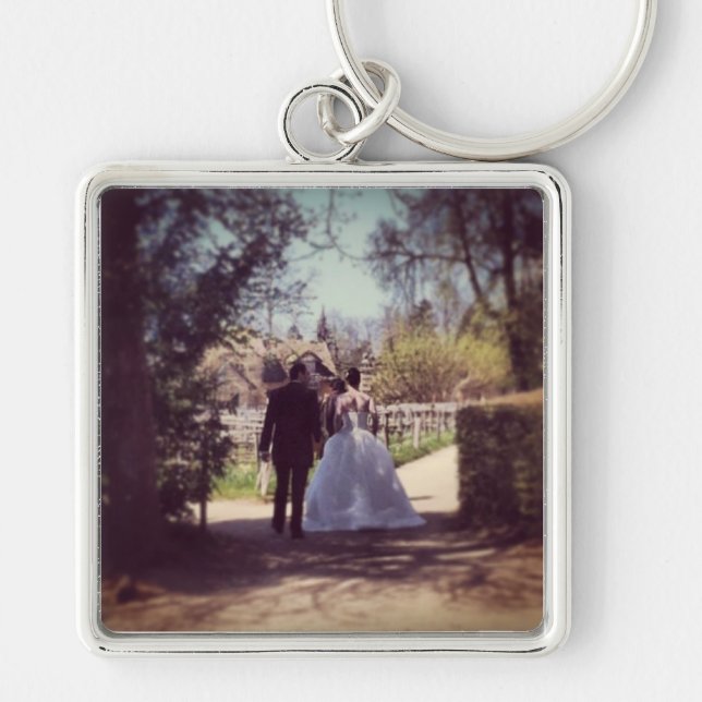 Wedding Couple in Versailles Key Ring (Front)