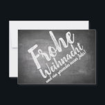 Weihnachtsgrüße auf der Kreidetafel<br><div class="desc">Weihnachtsgrüße in Kreidetafeloptik
Die Grußkarte auf Schieferoptik ziert ein typografisches Design in Kreideoptik. Der Text auf der Vorderseite ist in Deutsch,  Englisch und Spanisch verfügbar. Der zweite Text kann an die individuellen Bedürfnisse angepasst werden.</div>