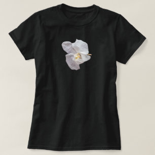 Weiße Orchidee auf schwarzem Hintergrund T-Shirt