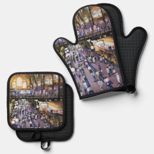 Where is the Women's Water Closet? Oven Mitt & Pot Holder Set