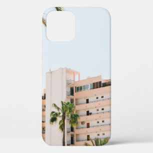 WHITE CONCRETE BUILDING BESIDE GREEN PALM TREE UND iPhone 12 CASE