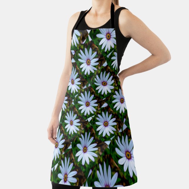 White Daisy Pattern Apron (Insitu)