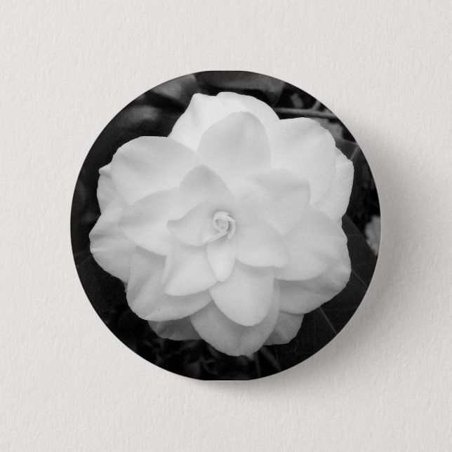 White Flower. (Black and White) 6 Cm Round Badge (Front)