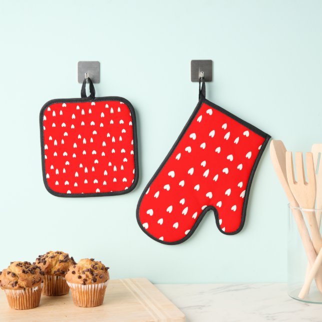 White hearts pattern on red oven mitt & pot holder set (Insitu(Hanging))