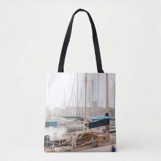 WHITE YACHT ON BAY TOTE BAG
