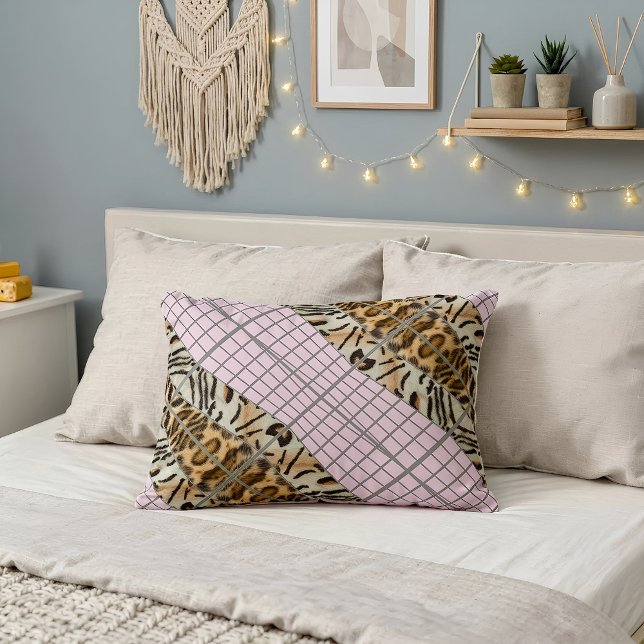 Wildcat Matrix - Bengal Cat Leopard Pink Rose Decorative Cushion (Abstraktes Kissen liegt auf einem Bett)