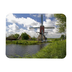 Windmill along a canal east of Leiden in the Magnet