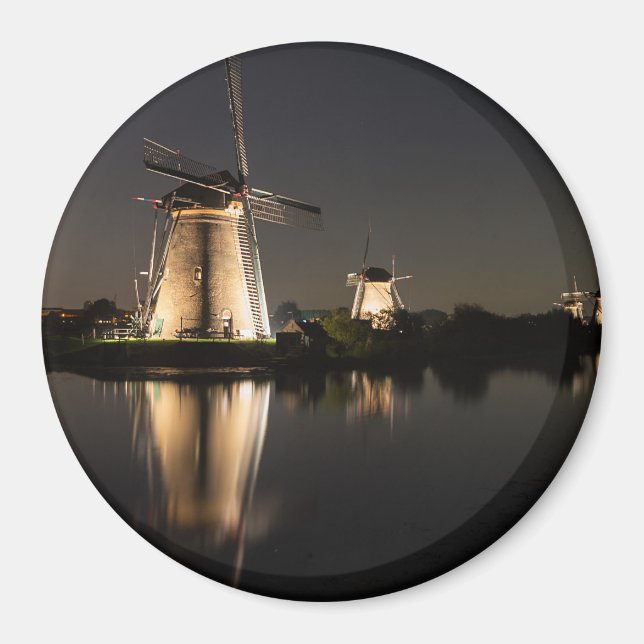 Windmills illuminated at night round magnet (Front)
