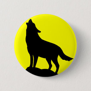 Wolf Howling at the Moon. 6 Cm Round Badge