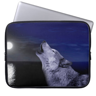 Wolf howling at the moon in the sea laptop sleeve