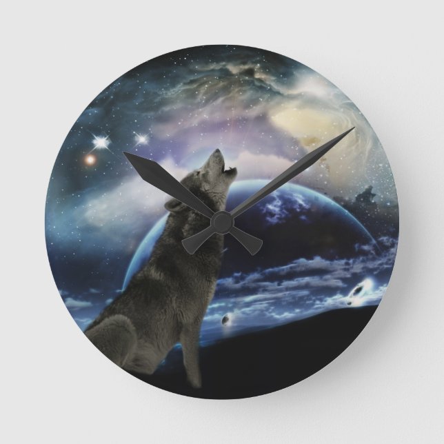 Wolf howling at the moon round clock (Front)