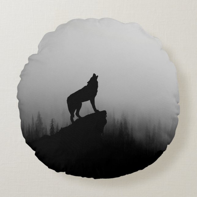 Wolf howling at the moon round cushion (Front)