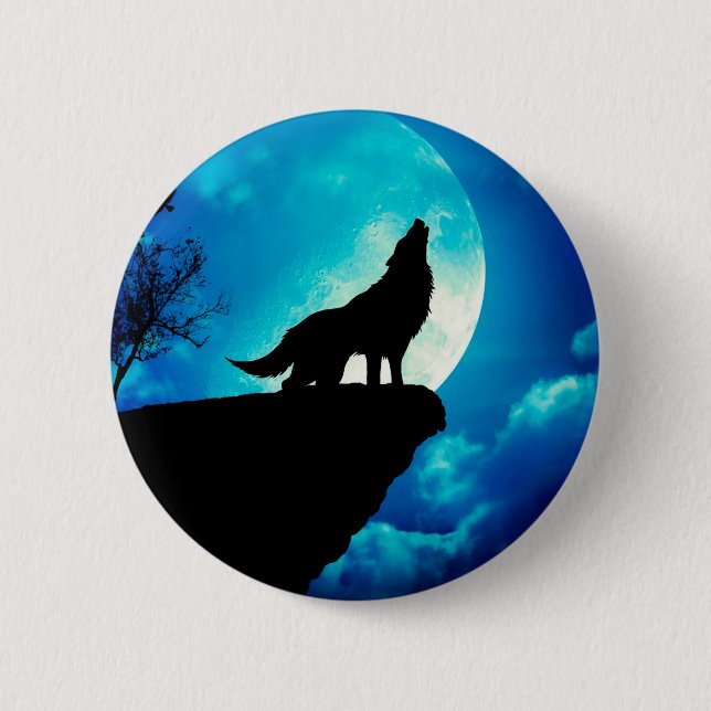 Wolf in silhouette howling to the full moon 6 cm round badge (Front)