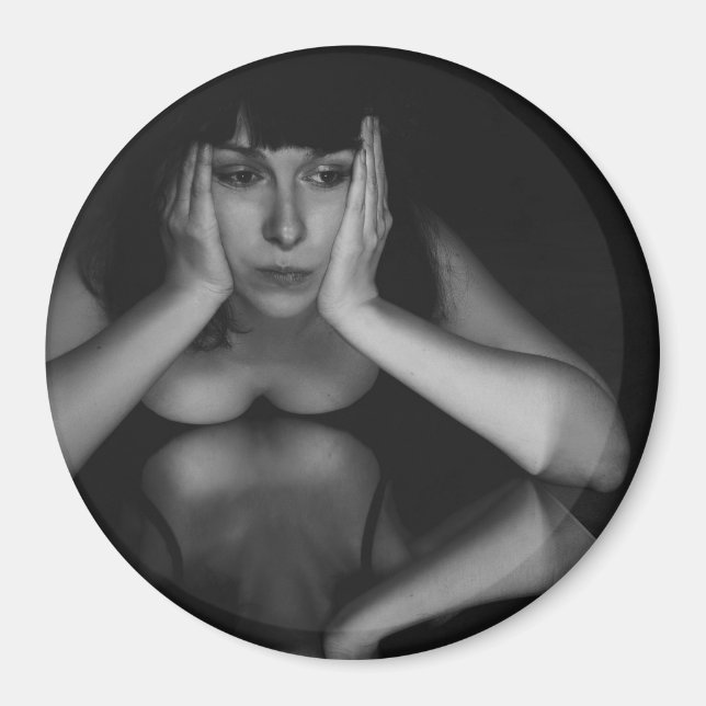 Woman and mirror magnet (Front)