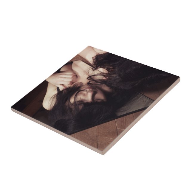 Woman and mirror tile (Side)