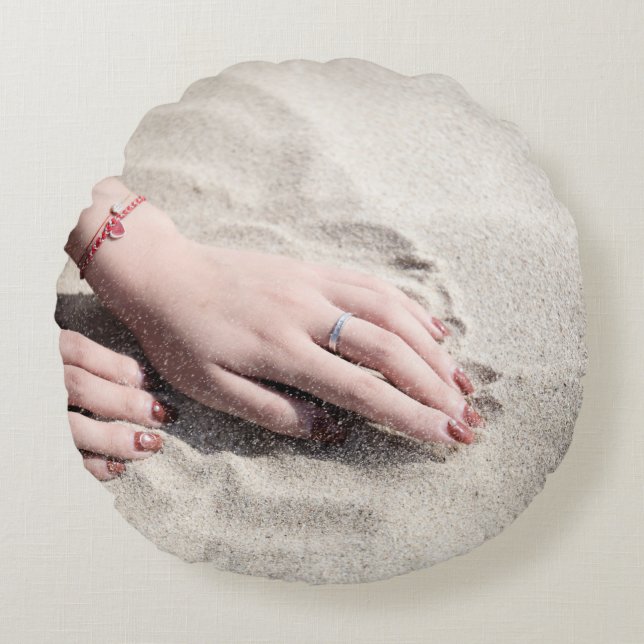 Woman lying on white sand round cushion (Front)