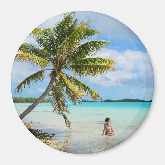 Woman under a palm tree round magnet (Front)