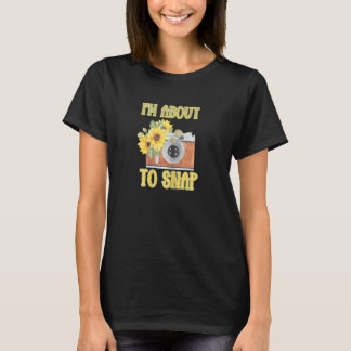 Womens Funny Photographer I Am About to Snap Vinta T-Shirt