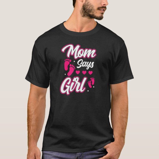 Womens mum says girl Gender reveal baby announceme T-Shirt (Front)