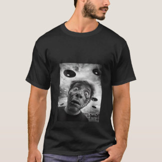 Womens Selfie with UFOs Alien Funny Zombie Hallowe T-Shirt