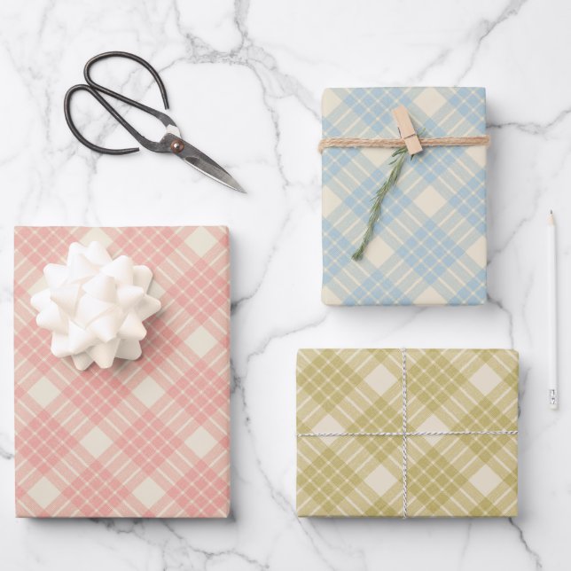 Wrapping retro gingham paper for Christmas (Front)