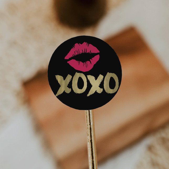 XOXO Faux Gold & Pink Lips | Black Classic Round Sticker (Creator Uploaded)