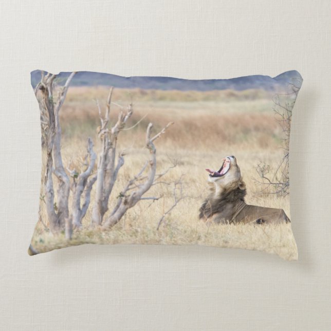 Yawning lion decorative cushion (Back)