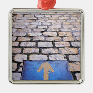 Yellow arrow metal tree decoration