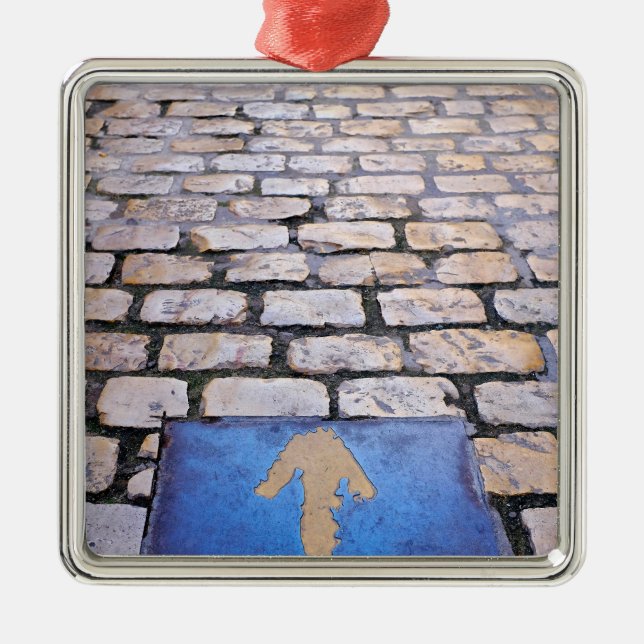 Yellow arrow metal tree decoration (Front)