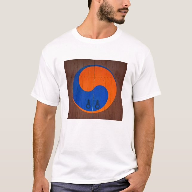 Yin and Yang symbol, South Korea T-Shirt (Front)