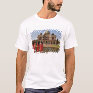 Young Indian ladies and Humayun's Tomb, Delhi, T-Shirt