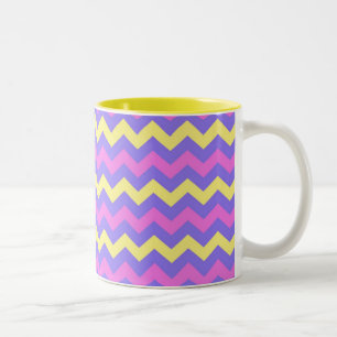 Zigzag patroon (geel, paars en roze) Two-Tone coffee mug